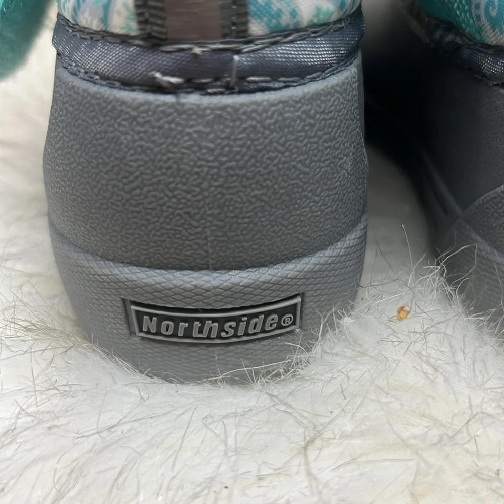 Girls size 7 Northside winter/snow boot. In like new condition. Teal and gray.